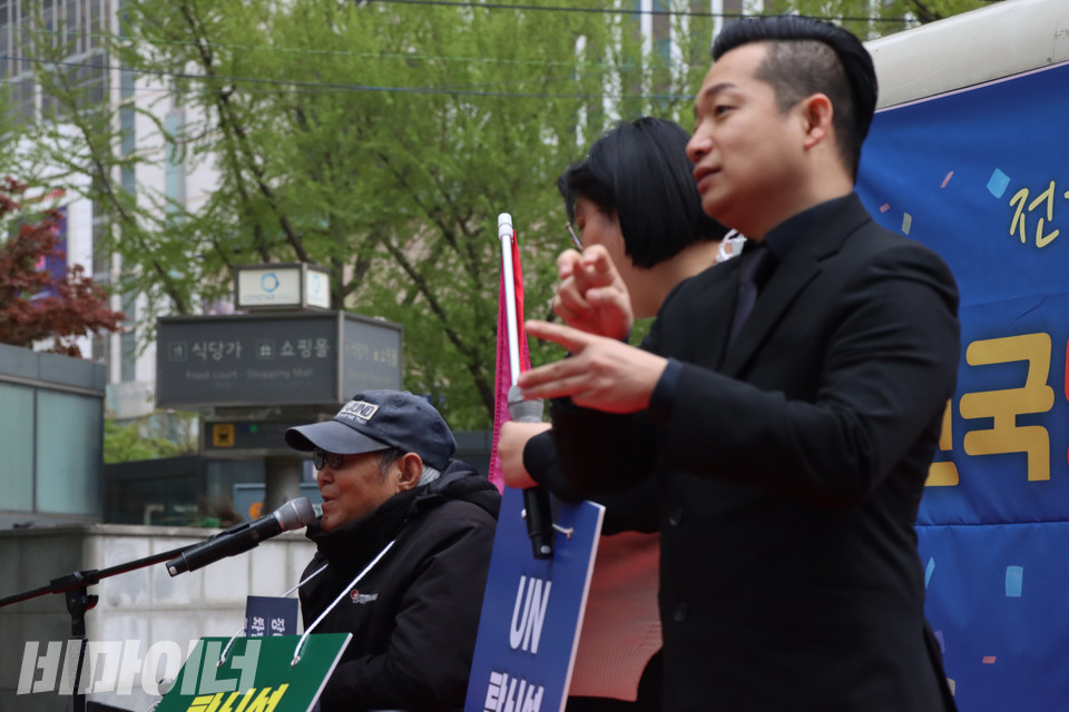 13일 오후 서울시청 동편 도로에서 열린 전국탈시설장애인연대 창립대회에서 김진수 전국탈시설장애인연대 공동준비위원장(왼쪽)이 발언하고 있다. 사진 복건우