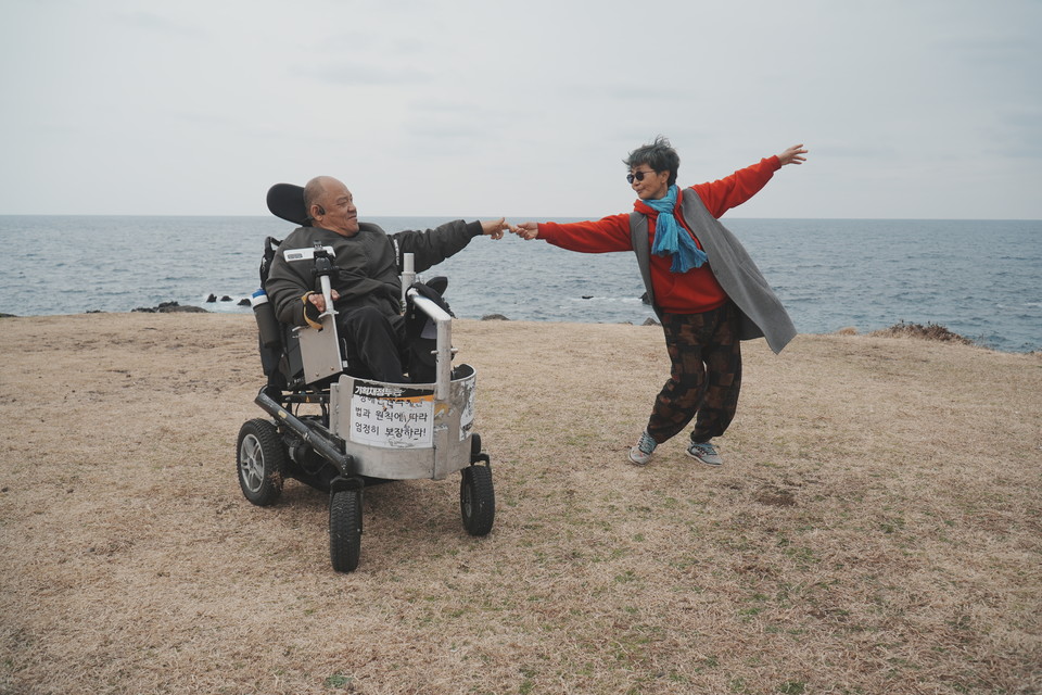 2023년 4월, 제주도 바다목장에서 이규식과 박옥순이 함께 춤을 추고 있다. 사진 전진호
