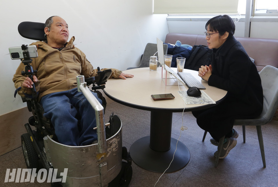 2022년 2월 24일, 이규식 서울장차연 대표가 홍은전 작가와 노들야학에서 인터뷰하고 있다. 사진 강혜민 