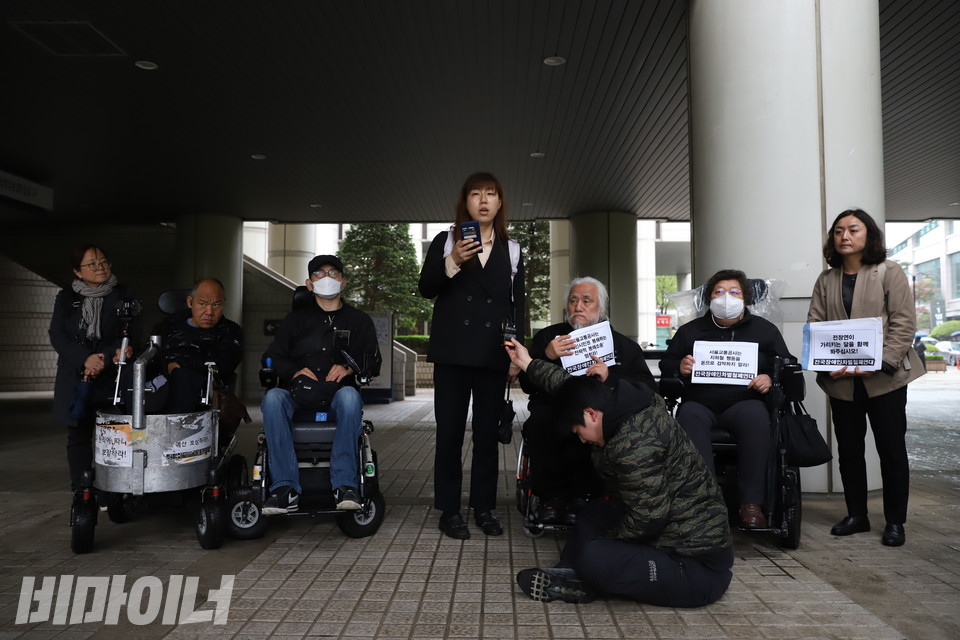 18일 재판에 앞서 오전 9시 50분, 전장연은 서울중앙지법 동관 앞에서 기자회견을 열고 공사가 청구한 거액의 손해배상은 “장애인 시민권을 봉쇄하는 전략적 봉쇄소송”이라고 비판했다. 피고 소송대리인 박한희 변호사가 발언하고 있다. 사진 강혜민 