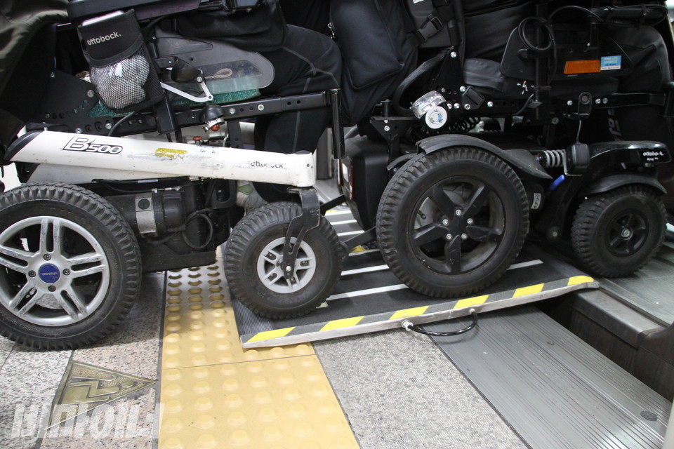 명동역에서 지하철 행동 중인 휠체어 이용자들. 왼쪽부터 문애린 소장, 이형숙 회장 휠체어다. 사진 하민지