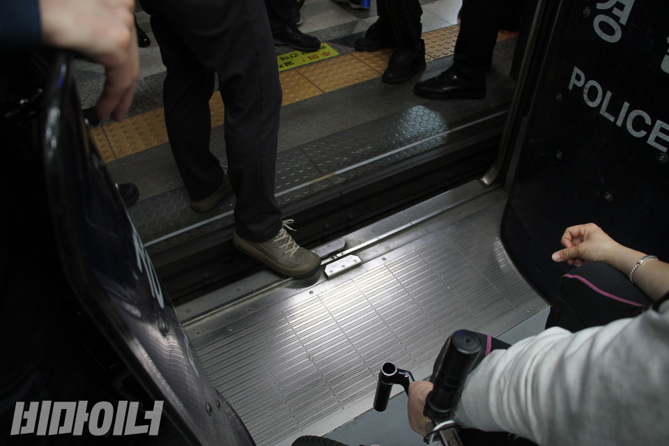 동작역은 열차와 승강장 사이의 틈이 너무 넓어 위험했다. 틈에 발을 걸치고 있는 사람은 경찰이다. 성인 남성의 발 크기 만큼 간격이 벌어져 있다. 공사가 장애인편의시설 중 하나인 이동식 발판을 제때 지원하지 않아 열차 출발이 늦어졌다. 그러나 안내방송은 “‘전국장애인연합회’의 시위로 인해 열차가 지연되고 있습니다”라고 나왔다. 사진 하민지