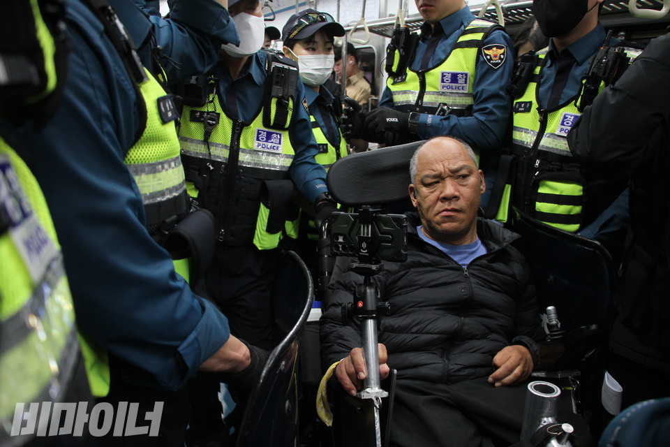 이규식 대표가 경찰에 둘러싸여 있다. 사진 하민지