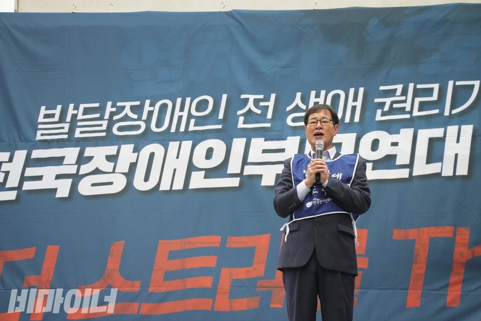 윤종술 부모연대 회장이 발언 중이다. 사진 하민지