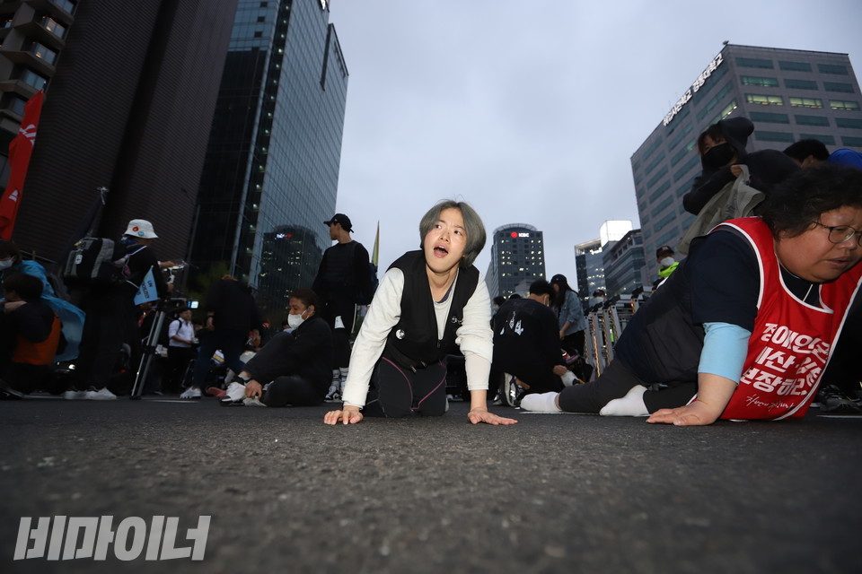 서울시청 앞 플라자호텔. 장애인 활동가들이 휠체어에서 내려와 바닥을 기어가고 있다. 사진 강혜민