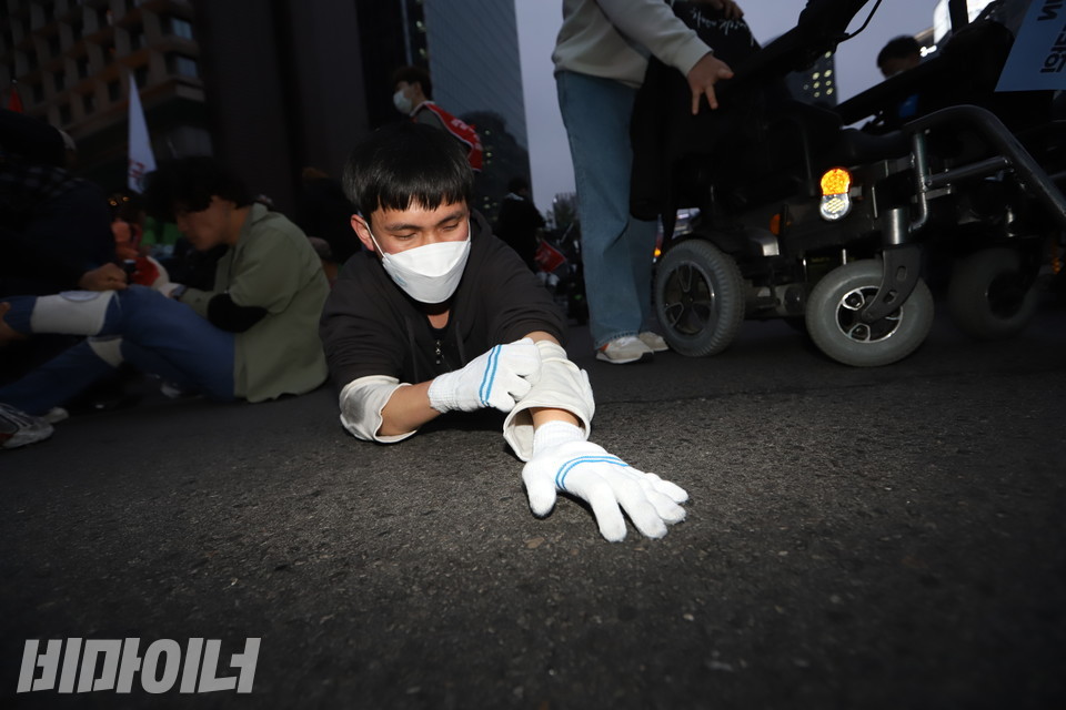 오체투지하는 장애인 활동가들. 사진 강혜민