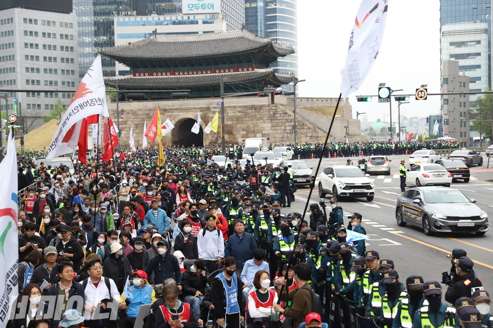 숭례문을 지나는 사람들. 행진 대오가 뒤에까지 늘어서 있다. 사진 강혜민