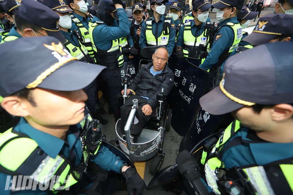 이규식 서울장애인차별철폐연대 대표가 경찰에 둘러싸여 있다. 사진 강혜민