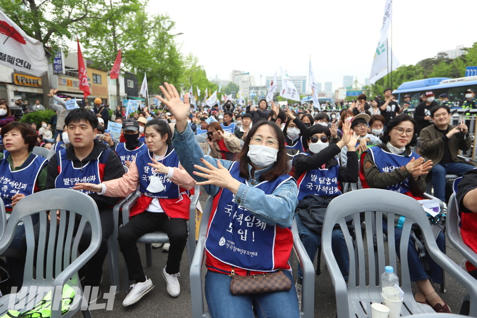 노동예술단 선언의 공연을 보며 함께 율동하는 사람들. 사진 강혜민 