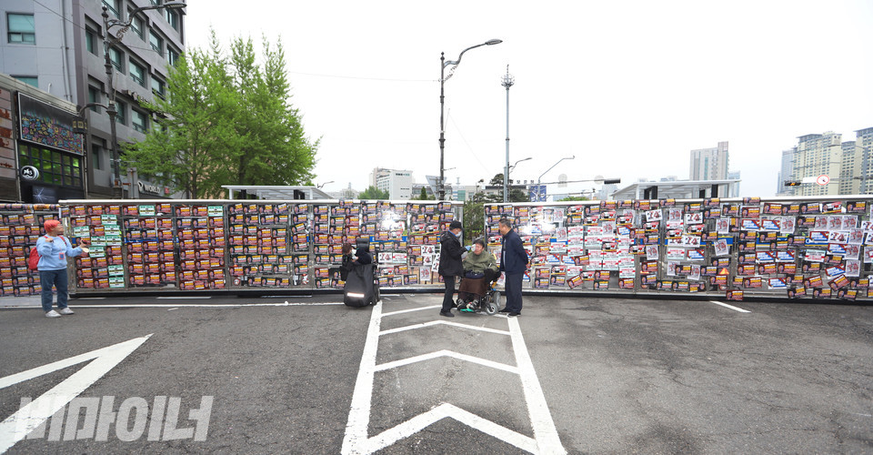 420대회 뒤편에는 거대한 경찰차벽이 세워져 있었다. 차벽에 사람들이 권리보장을 촉구하는 ‘권리스티커’를 붙였다. 사진 강혜민