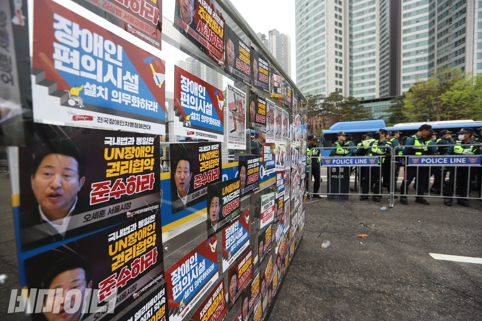 420대회 뒤편에는 거대한 경찰차벽이 세워져 있었다. 차벽에 사람들이 권리보장을 촉구하는 ‘권리스티커’를 붙였다. 사진 강혜민