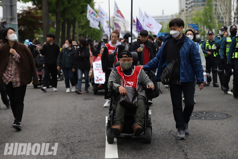 행진하는 사람들. 사진 강혜민