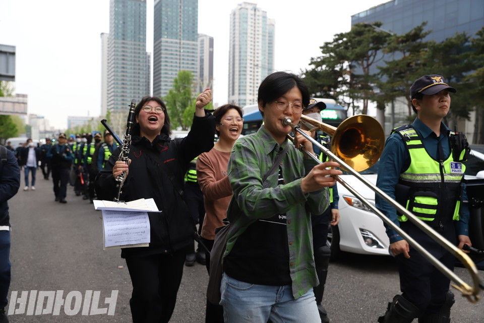 행진하며 연주하는 캄캄밴드. 사진 강혜민