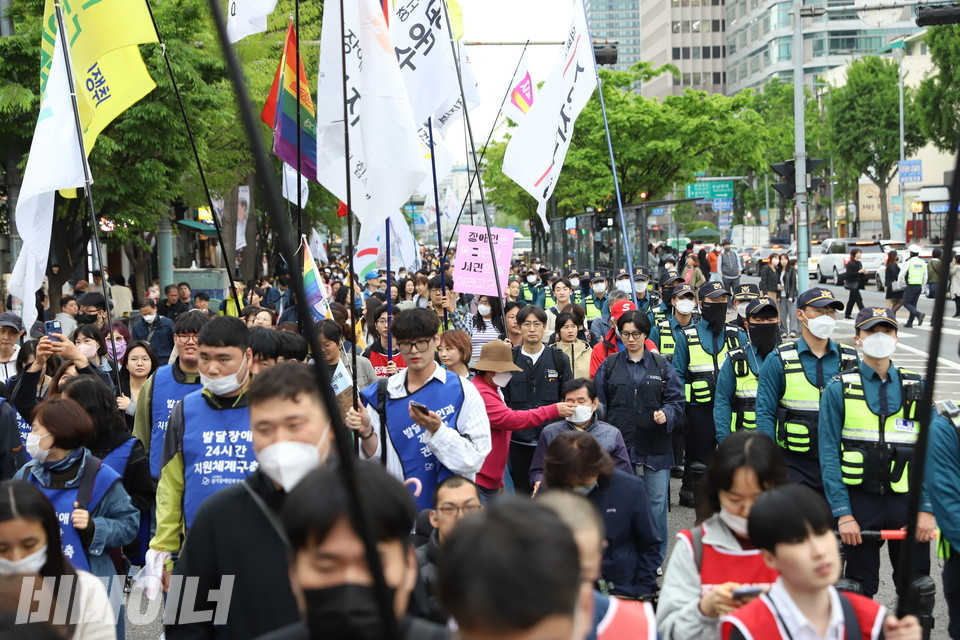 행진하는 사람들. 사진 강혜민