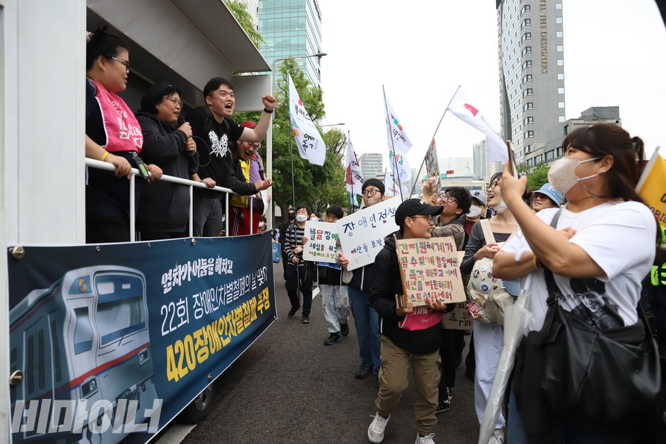 한국피플퍼스트에서 활동하는 발달장애인 활동가들이 행진 차량에서 발언하며 환호하고 있다. 사진 강혜민