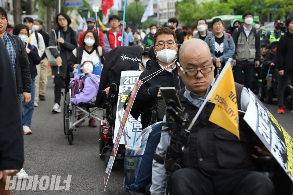 행진하는 사람들. 사진 강혜민