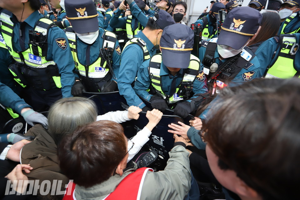 신고된 경로대로 행진하고 있음에도 경찰이 방패로 막아서자 장애인 활동가들이 항의하고 있다. 사진 강혜민 