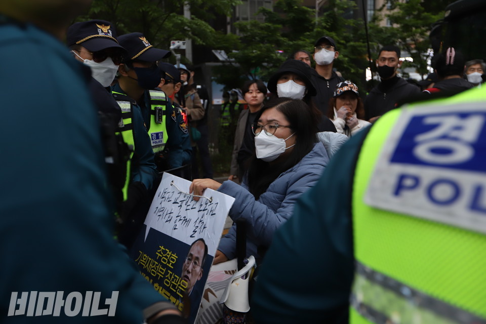 경찰에 가로막힌 장애인 활동가들. 사진 강혜민
