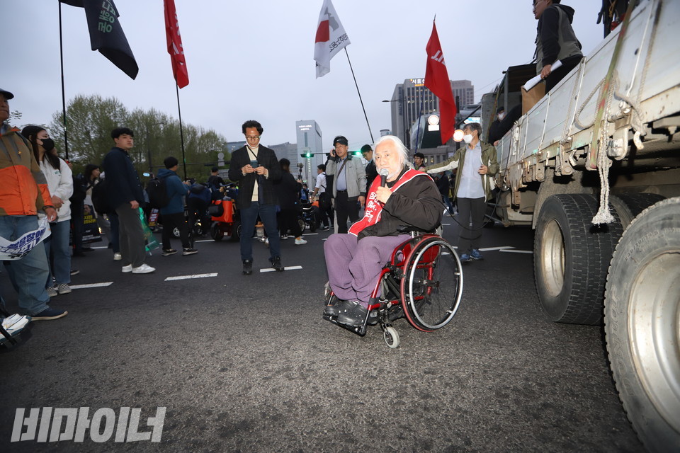박경석 전장연 대표가 연행당한 활동가들의 석방을 촉구하며 오체투지를 하겠다고 밝히고 있다. 사진 강혜민