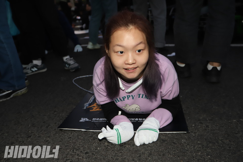 서울시청 앞 플라자호텔. 장애인 활동가들이 휠체어에서 내려와 바닥을 기어가고 있다. 사진 강혜민