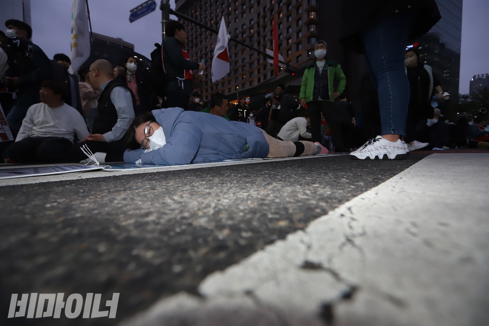 한 활동가가 오체투지 도중 힘들어 잠시 누워서 쉬고 있다. 사진 강혜민