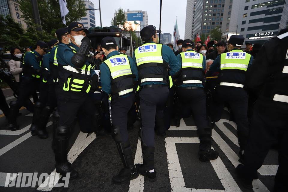 신고된 경로대로 행진하고 있음에도 장애인 활동가들을 방패로 막아서는 경찰의 뒷모습. 사진 강혜민