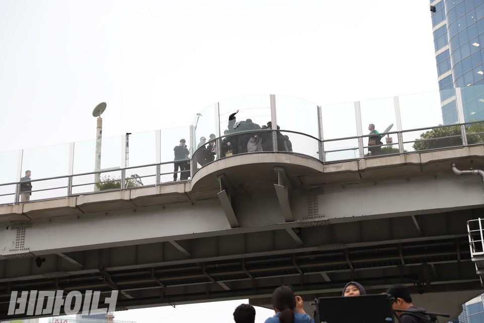 서울로7017에서 대형 현수막을 내리려다가 경찰들에게 현수막을 빼앗기고 폭력적으로 진압 당하는 활동가들. 이 현장에서 두 명이 연행됐다. 사진 복건우