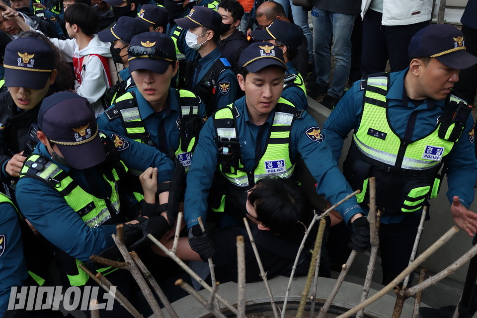 서울로7017에서 대형 현수막을 내리려다가 경찰들에게 현수막을 빼앗기고 폭력적으로 진압 당하는 활동가들. 이 현장에서 두 명이 연행됐다. 사진 복건우