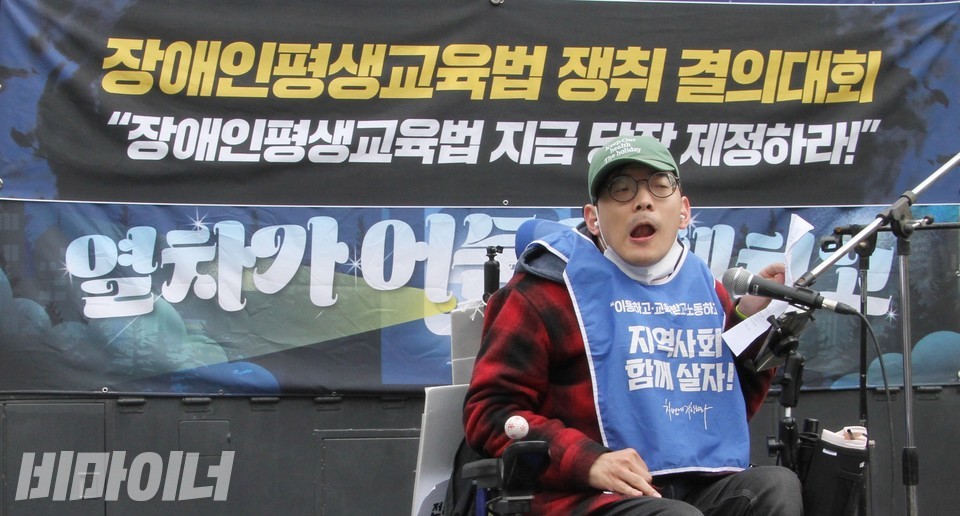 서권일 활동가가 신소희 씨의 발언문을 대독하고 있다. 사진 하민지