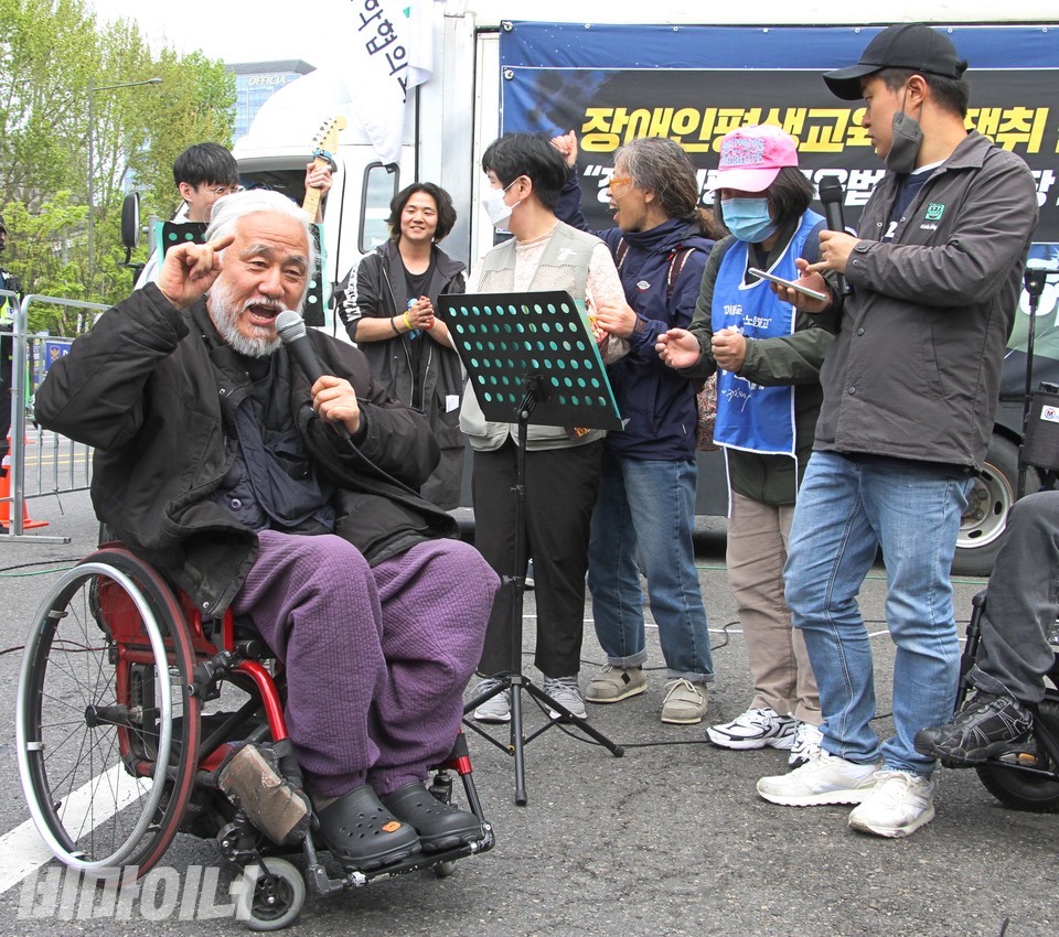 박경석 대표(제일 왼쪽)가 활동가들과 함께 노래하고 있다. 사진 하민지