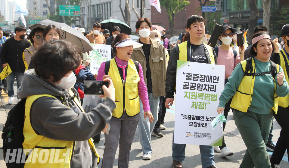 행진하며 사진 찍는 사람들의 모습. 사진 강혜민 
