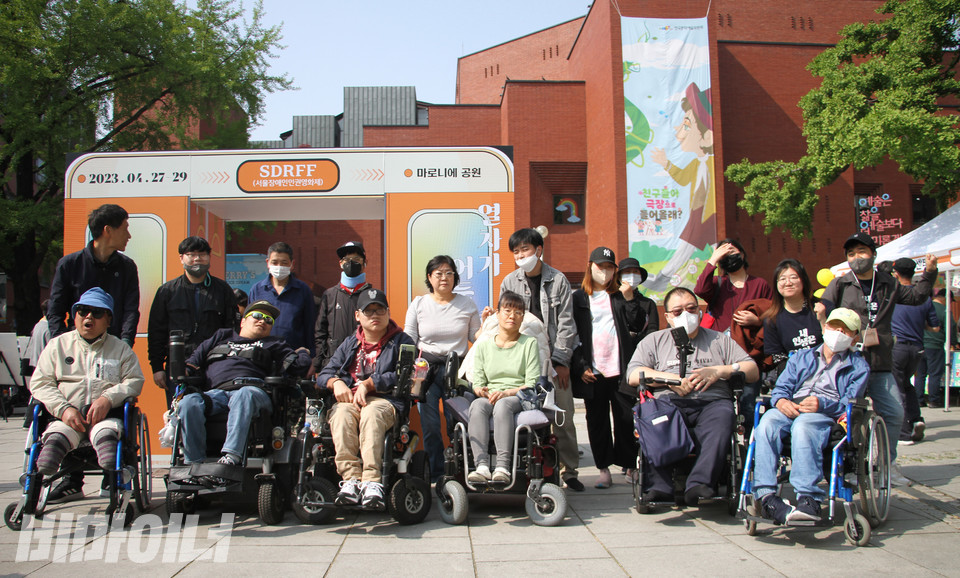 21회 서울장애인인권영화제가 열리는 대학로 마로니에공원에서 우리하나은평장애인자립생활센터 활동가들이 단체 사진을 찍고 있다. 사진 강혜민 