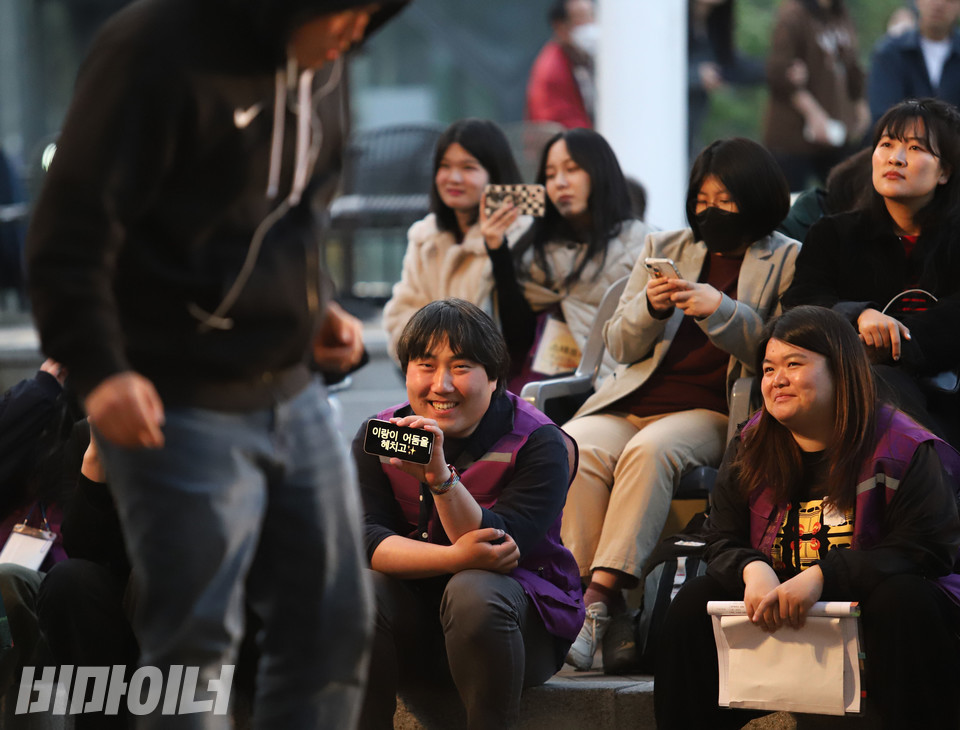27일 오후 6시 서울 대학로 마로니에공원 야외무대에서 가수 이랑의 노래에 맞춰 김대범 피플퍼스트서울센터 활동가가 춤사위를 선보인다. 관객들의 얼굴이 웃음으로 가득하다. 사진 복건우