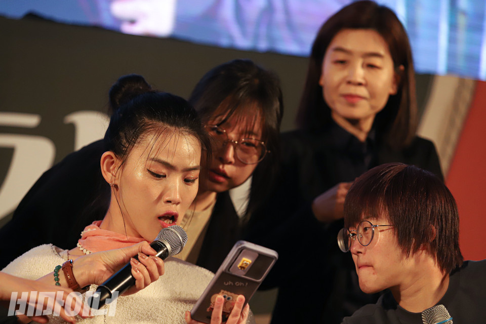 27일 오후 6시 서울 대학로 마로니에공원 야외무대에서 열린 제21회 서울장애인인권영화제 개막식에서 이민영 씨(맨 왼쪽)가 현장 GV(관객과의 대화)를 하고 있다. 사진 복건우