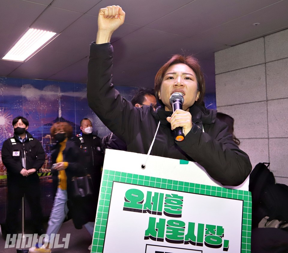 김정하 장애와인권발바닥행동 상임활동가가 “투쟁”을 외치고 있다. 사진 하민지