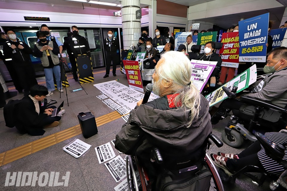 박경석 전장연 대표가 발언하고 있다. 사진 하민지