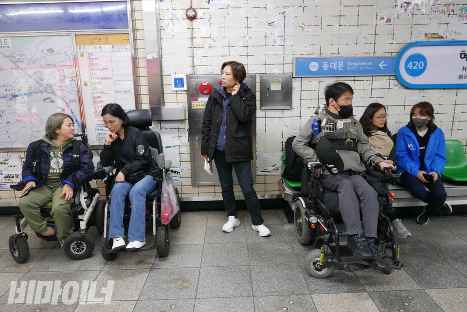 혜화역 승강장에 모여 있는 사람들. 가운데에 서 있는 사람이 김정하 활동가. 사진 양유진