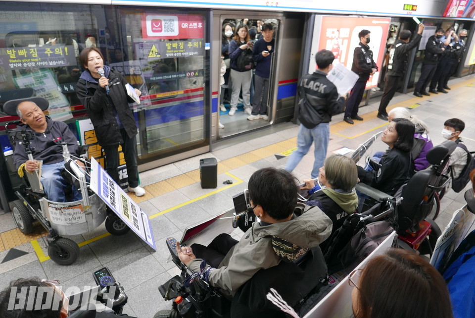 선전전 현장. 열차 문이 열려 있다. 열차 내 시민이 선전전 현장을 쳐다보고 있다. 사진 양유진
