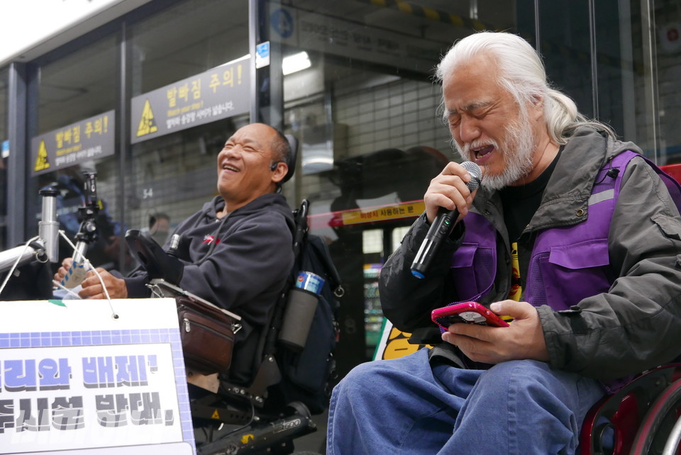 박경석 대표가 열창 중이다. 사진 양유진