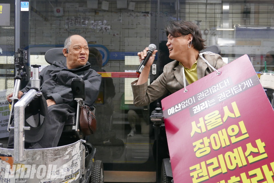 이규식 대표와 유진우 활동가가 서로 바라본 채 웃고 있다. 사진 양유진