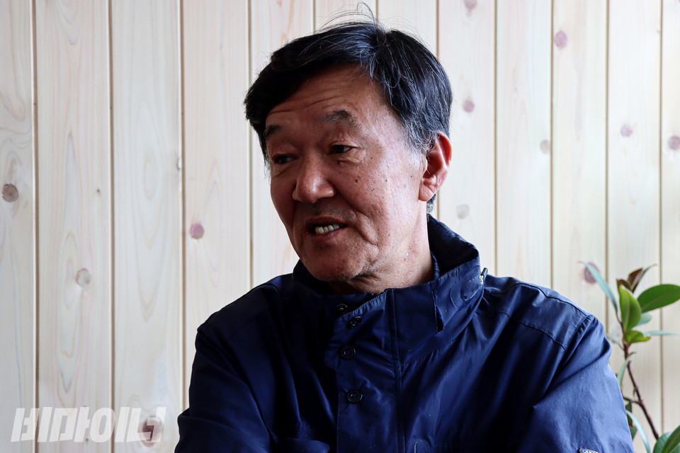 지난 4월 27일 경기도청 구청사에 있는 선감학원사건피해자지원센터에서 손석주 씨가 부랑아 수용시설 영화숙·재생원에 수용된 경험담을 말하고 있다. 사진 복건우