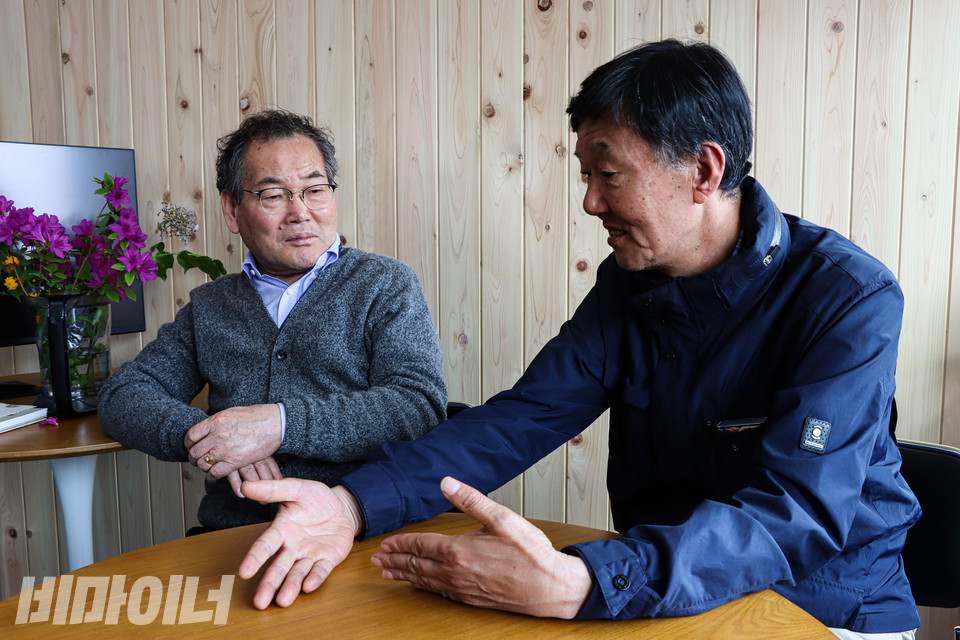 지난 4월 27일 경기도청 구청사에 있는 선감학원사건피해자지원센터에서 영화숙·재생원 피해생존자 손석주 씨(오른쪽)와 선감학원 피해생존자 김영배 씨(왼쪽)가 테이블에 앉아 대화를 나누고 있다. 사진 복건우