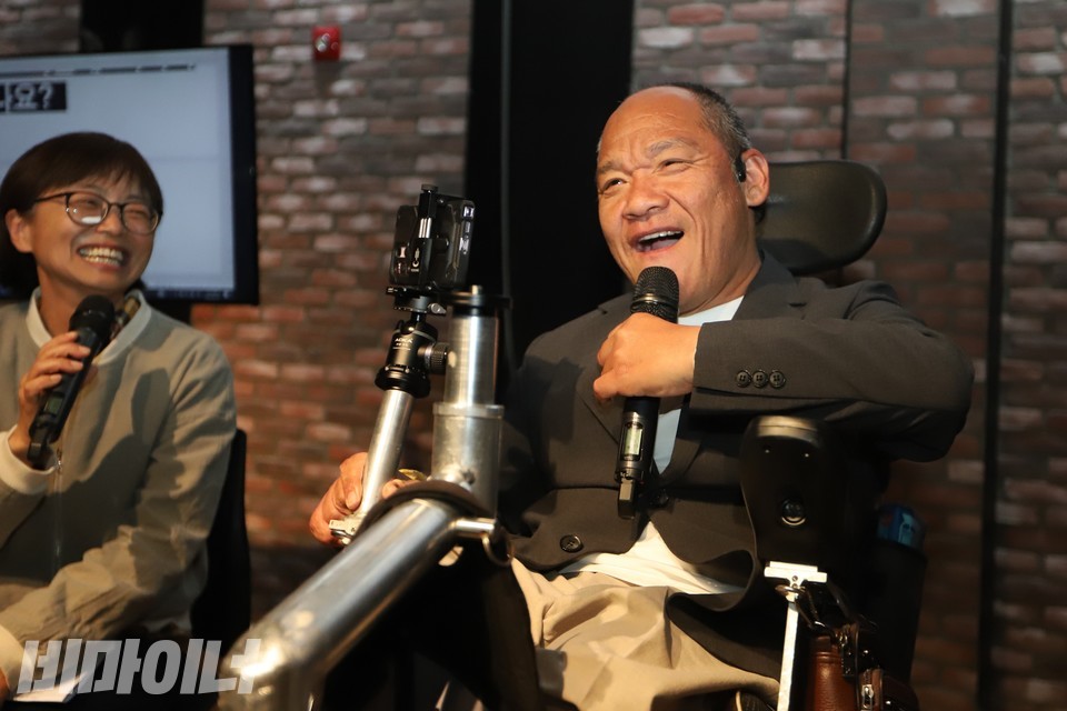 이규식 서울장애인차별철폐연대 상임대표(오른쪽)가 환하게 웃으며 발언 중이다. 배경내 인권교육센터 들 상임활동가는 이 대표의 말을 들으며 환히 웃고 있다. 사진 하민지