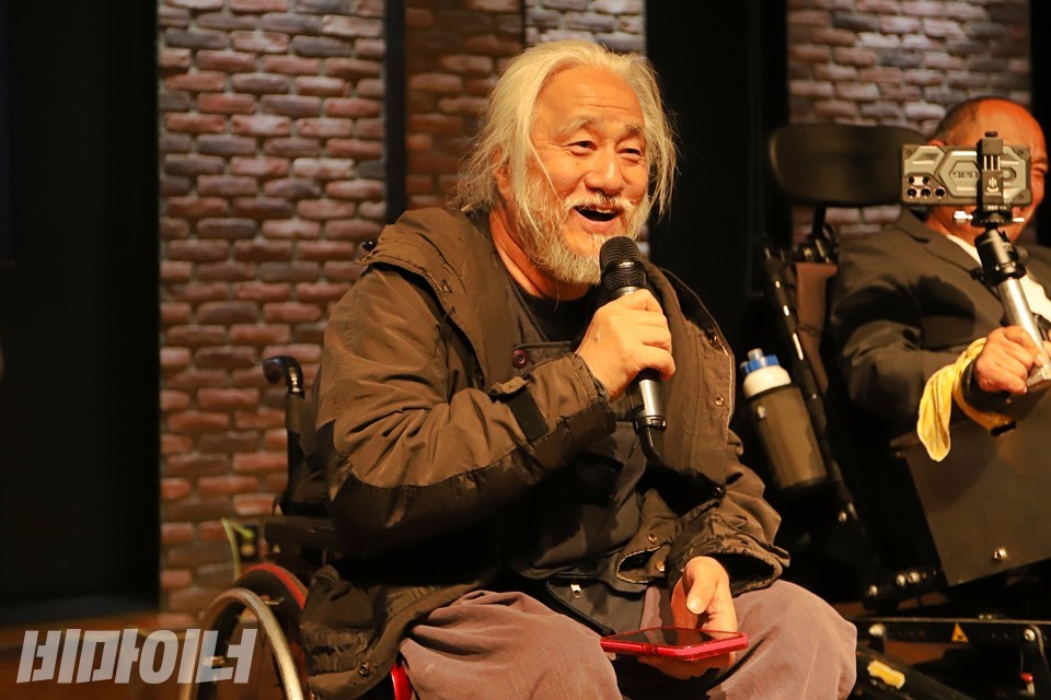 박경석 전국장애인차별철폐연대 상임공동대표가 북콘서트에서 발언 중이다. 사진 하민지