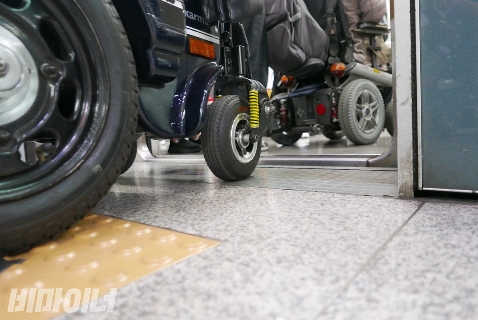 휠체어 이용자 두 명이 열차에 탑승하고 있다. 사진 양유진