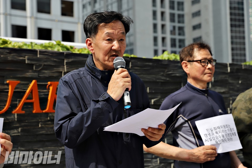 손석주 영화숙·재생원피해생존자협의회 대표가 발언 중이다. 제일 오른쪽에는 영화숙·재생원 피해생존자인 안길수 씨가 있다. 사진 하민지