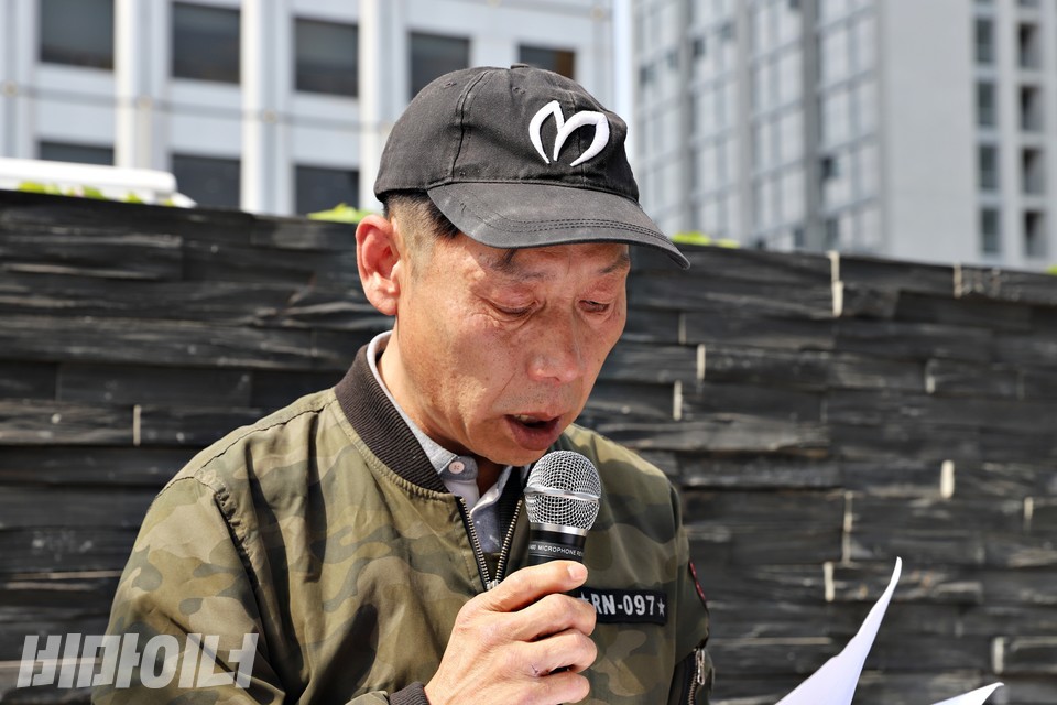 덕성원 피해생존자 안종환 씨가 진화위 기자화견에서 눈물을 흘리며 직권조사를 요구하고 있다. 사진 하민지