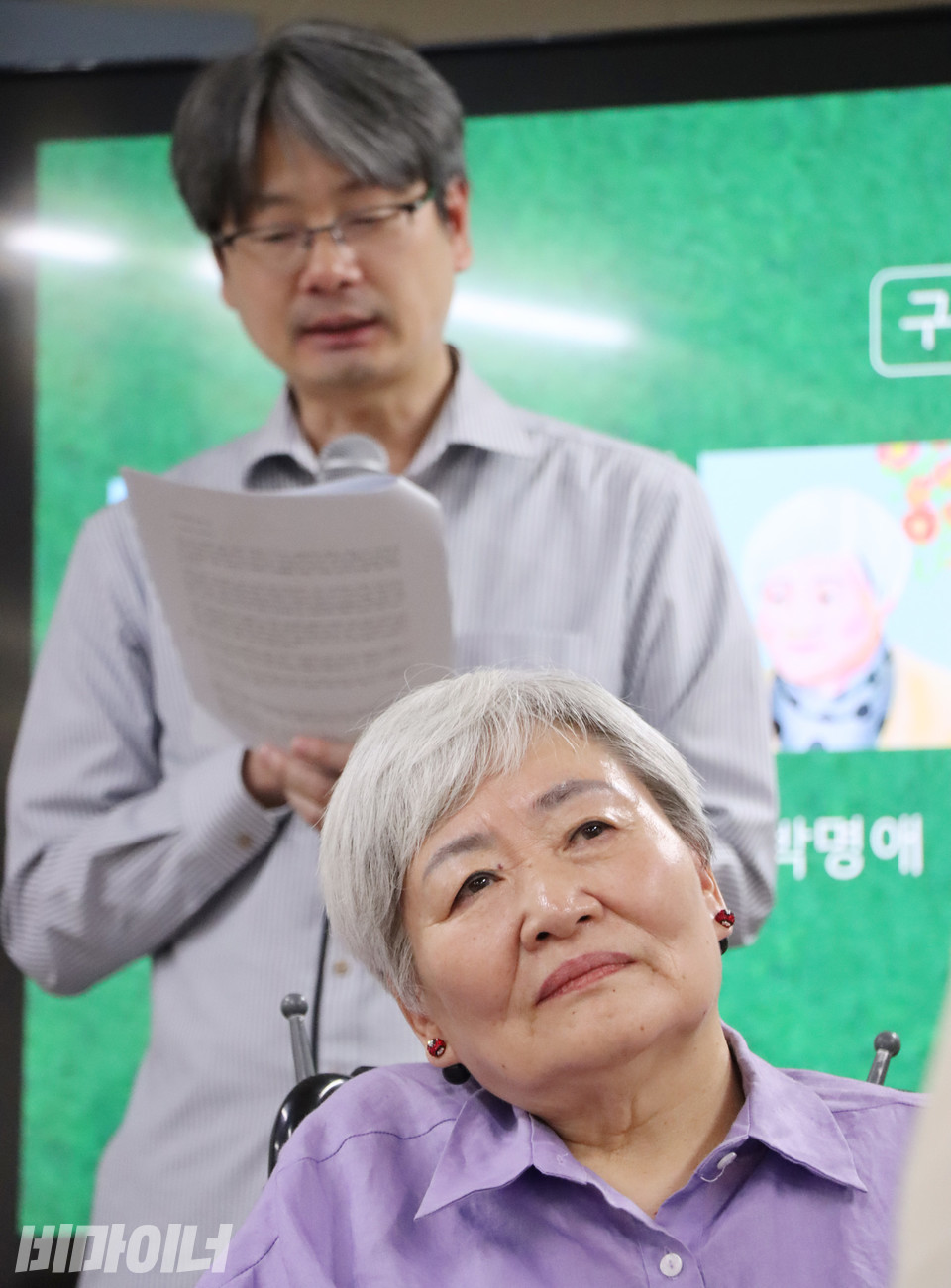 최태현 교수가 박명애 장애인지역공동체 대표이야기를 낭독하고 있다. 박명애 대표가 이야기를 들으며 생각에 잠긴 듯하다. 사진 이슬하