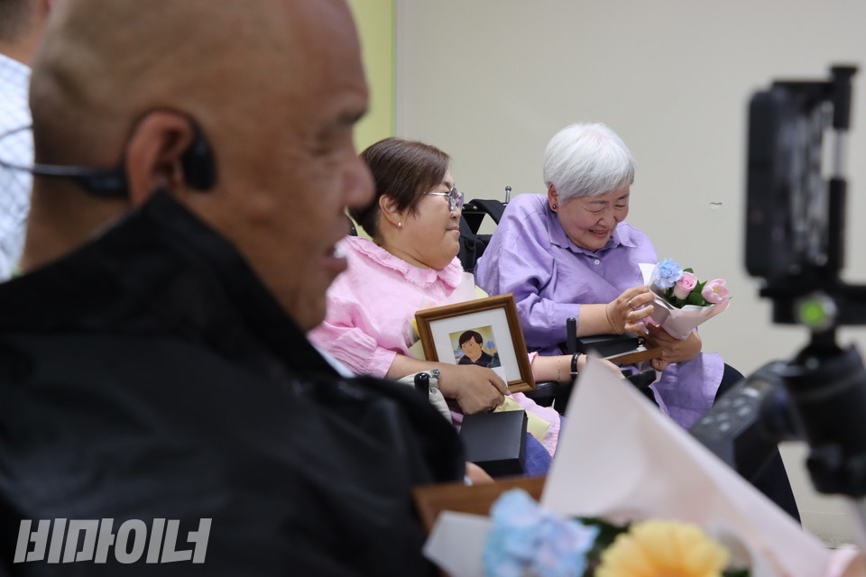 박김영희 대표가 훗한나 작가의 일러스트를 들고 있다. 사진 이슬하