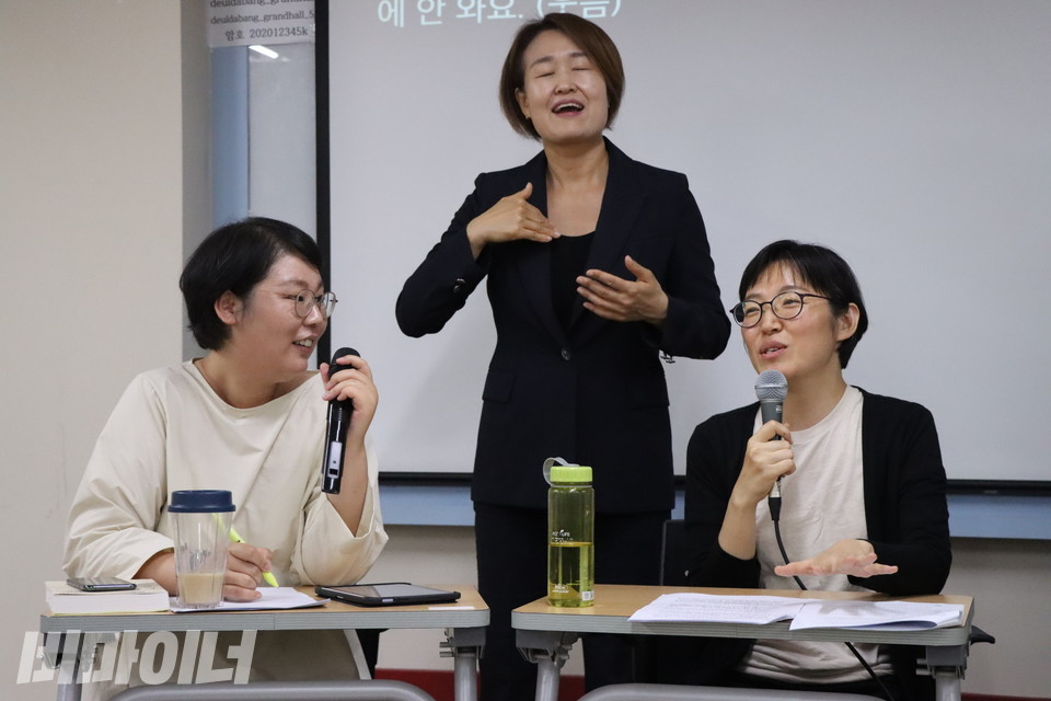 홍은전 작가가 《전사들의 노래》를 쓰던 시간들에 대해 이야기하고 있다. 사진 이슬하